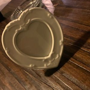 A very cute white heart frame for a cheap price it also gives you good vibes